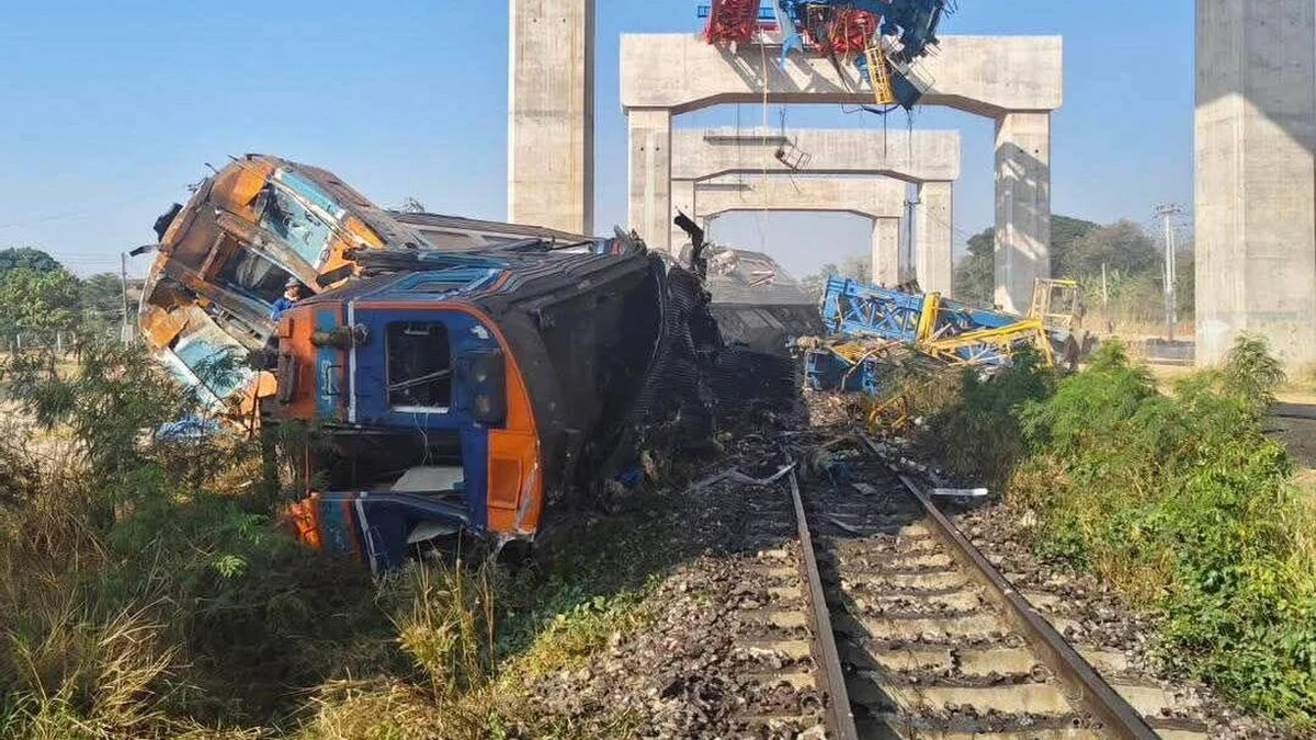 Tragedia na kolei w Tajlandii. 22 osoby zginęły, a kilkadziesiąt zostało rannych po tym, jak dźwig budowlany spadł na wagon pociągu - przekazała miejscowa policja. Na miejscu wybuchł też pożar, został on jednak szybko opanowany. Bilans ofiar może wrosnąć.