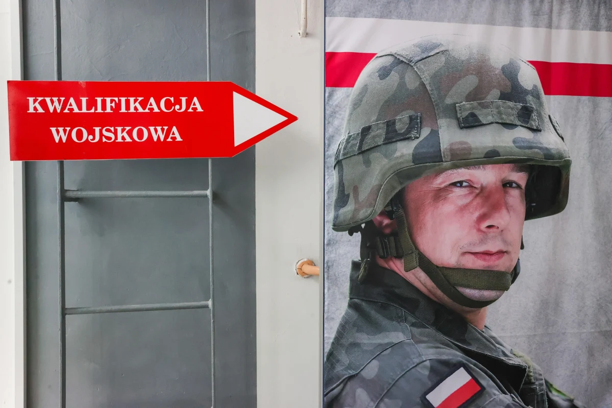 235 tysięcy osób zostanie objętych w tym roku kwalifikacją wojskową. Obwieszczenia dotyczące tego procesu publikują już wojewodowie. Nie tylko mężczyźni z rocznika 2007 powinni być gotowi do stawienia się przed komisjami lekarskimi. Za niestawienie się na kwalifikacji grożą poważne konsekwencje łącznie z policyjnym doprowadzeniem przed komisję. Sankcji można jednak uniknąć.