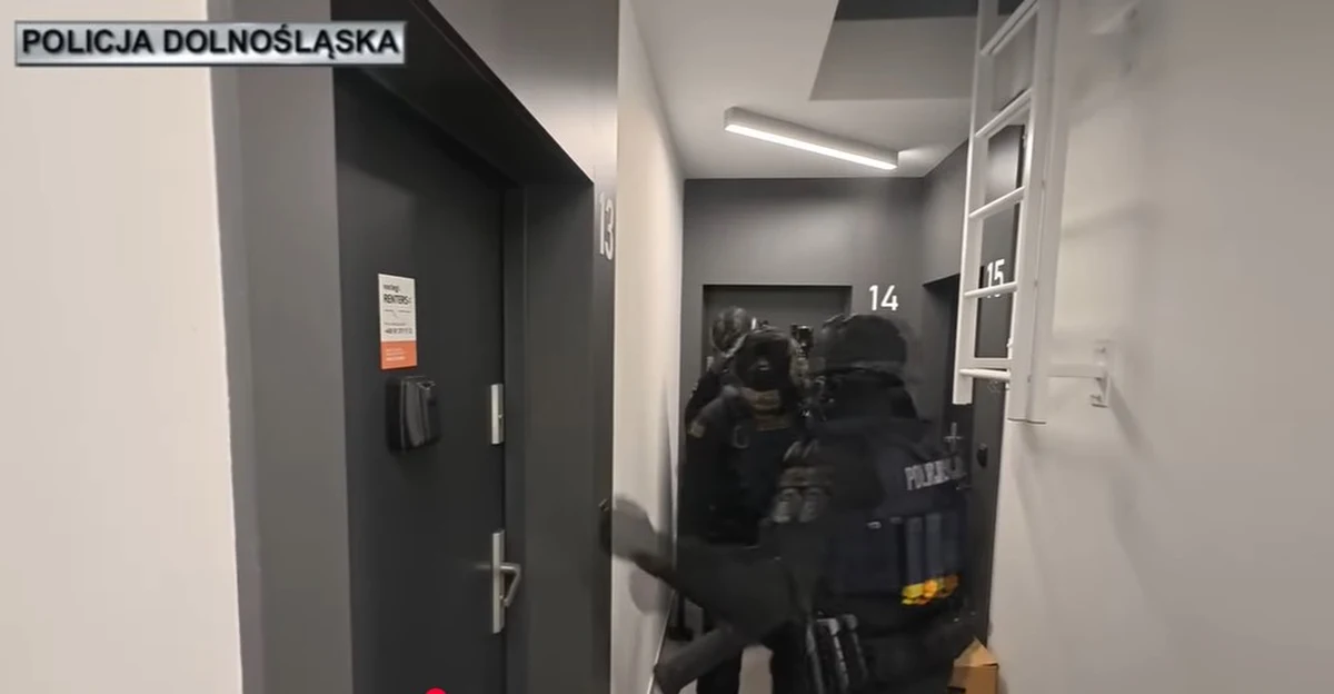 Wielka akcja wrocławskiej policji zakończyła się zatrzymaniem 13 członków zorganizowanej grupy przestępczej, która zajmowała się handlem ludźmi, produkcją narkotyków oraz wyłudzaniem nieruchomości od seniorów. Uwolniono dwie kobiety zmuszane do prostytucji, a śledztwo nadzoruje Prokuratura Rejonowa Kraków-Śródmieście.