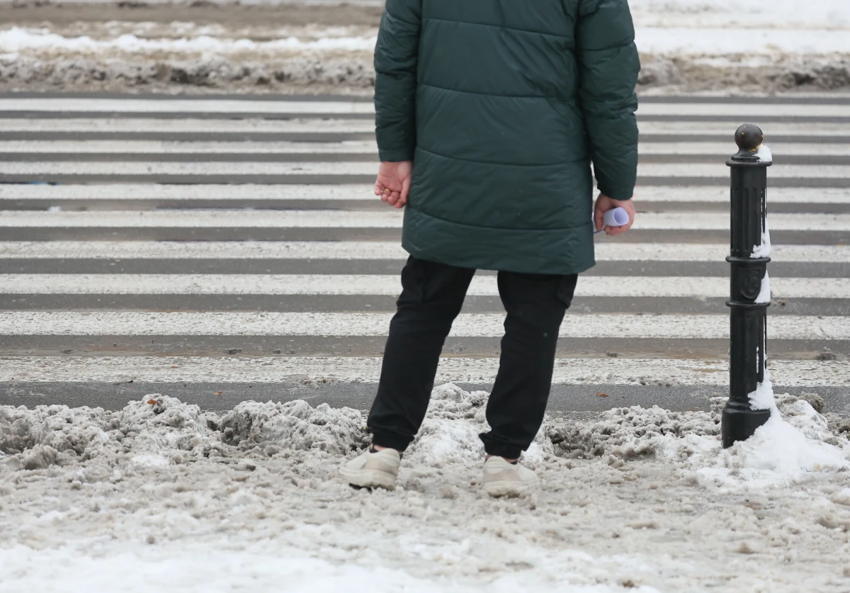 Rządowe Centrum Bezpieczeństwa rozesłało alert do mieszkańców 9 województw. Ostrzeżenie dotyczy marznącego deszczu i gołoledzi. 