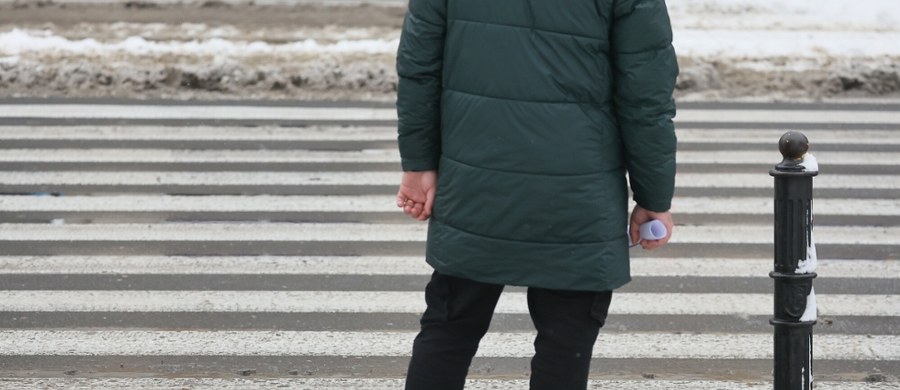 Rządowe Centrum Bezpieczeństwa rozesłało alert do mieszkańców 9 województw. Ostrzeżenie dotyczy marznącego deszczu i gołoledzi. 