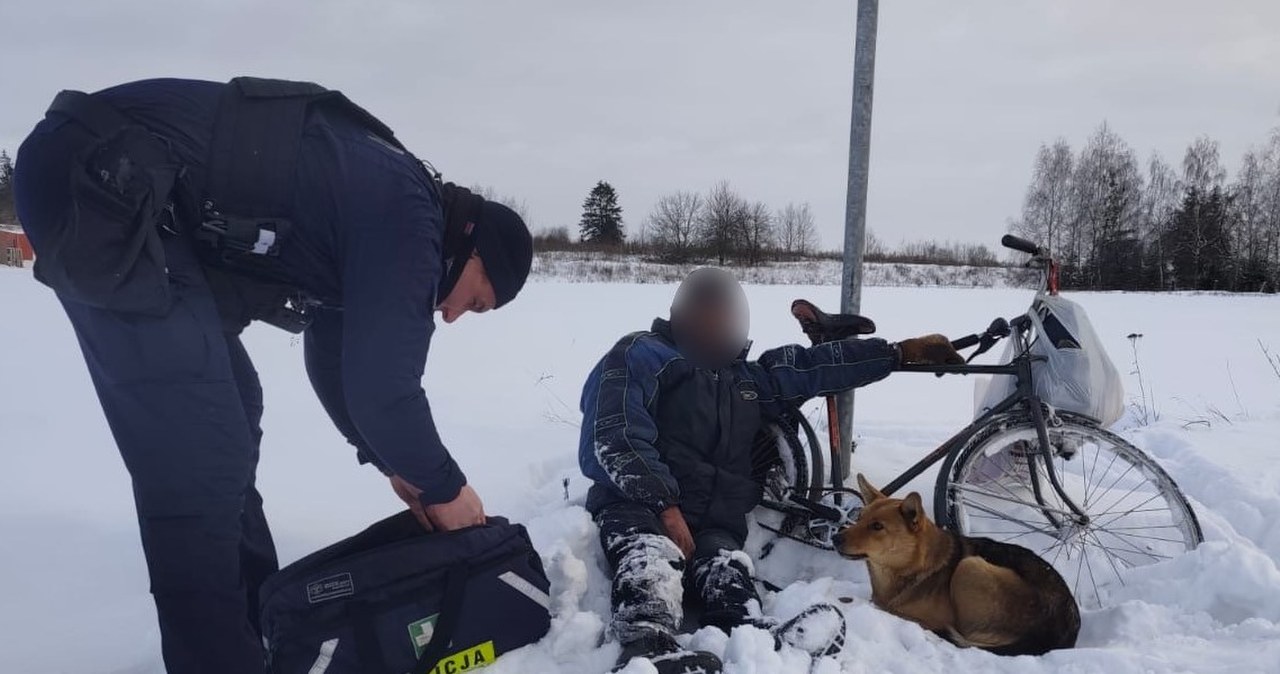 Mężczyzna spadł z roweru do zaspy. Nie opuścił go wierny towarzysz