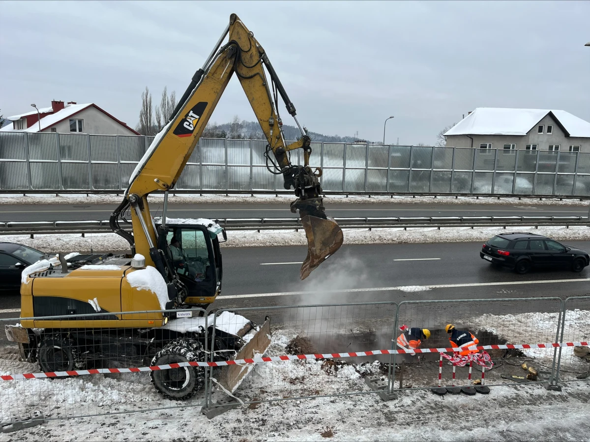W Kielcach rozpoczęły się prace naprawcze przy magistrali ciepłowniczej po tym, jak we wtorek  po południu wykryto poważną usterkę. Sytuacja może dotknąć nawet 30 tysięcy mieszkańców stolicy województwa świętokrzyskiego, którzy są zagrożeni brakiem dostępu do ogrzewania.