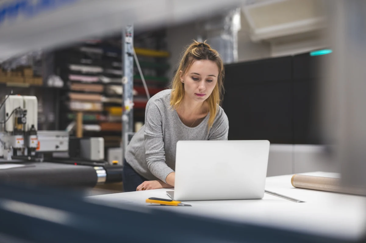 W świecie biznesu, gdzie walka o uwagę klienta jest niezwykle zacięta, to właśnie powściągliwość i elegancja stają się najsilniejszymi atutami. Postawienie na minimalizm to świadoma strategia, która komunikuje pewność siebie, ład i profesjonalizm. Często okazuje się, że w dobie przesytu to najlepiej działa zasada - „mniej znaczy więcej”. Jak możesz ją zastosować w promowaniu firmy? Sprawdź.