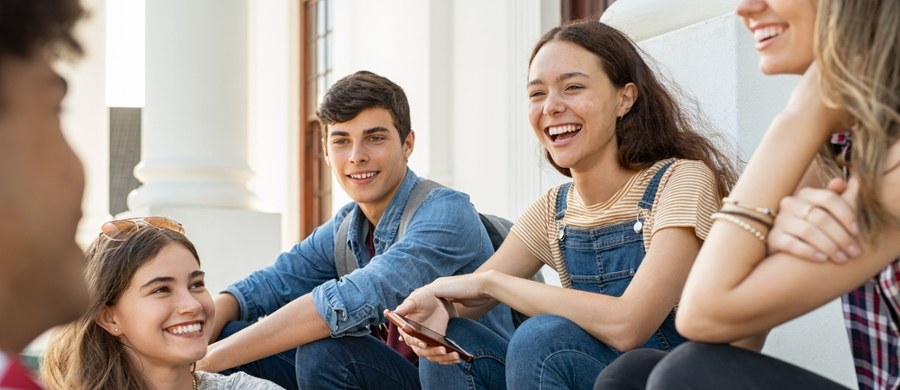 Rytm dobowy nastolatków różni się od rytmu dzieci i dorosłych, co wpływa na pory zasypiania, poziom energii i zdolność koncentracji. Zrozumienie tych zmian pomaga lepiej wspierać młodzież w organizacji dnia, odpoczynku i wieczornego wyciszenia.