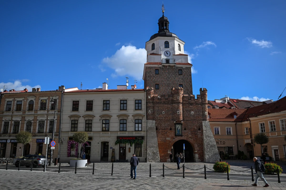 Dwie lubelskie szkoły są w ścisłej czołówce kraju. Tak wynika z Rankingu Liceów i Techników "Perspektywy 2026". "To efekt wieloletniej pracy dyrektorów, nauczycieli, uczniów i rodziców oraz dowód na to, że Lublin jest miastem, które inwestuje w jakość kształcenia" - podkreśla Mariusz Banach, wiceprezydent Lublina. 