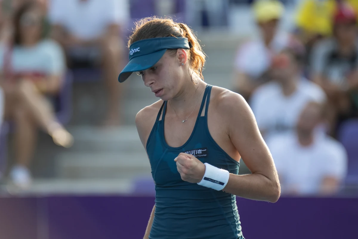 ​Magda Linette awansowała do ćwierćfinału turnieju WTA 250 w Hobart po efektownym zwycięstwie nad Chinką Xinyu Wang. Polka zaledwie kilka godzin wcześniej wygrała swój pierwszy mecz turnieju, przełożony ze względu na deszcz. W kolejnym meczu zmierzy się z Amerykanką Ivą Jovic. Z kolei Jan Zieliński i Brytyjczyk Luke Johnson zakończyli już swój udział w turnieju ATP w Adelajdzie.