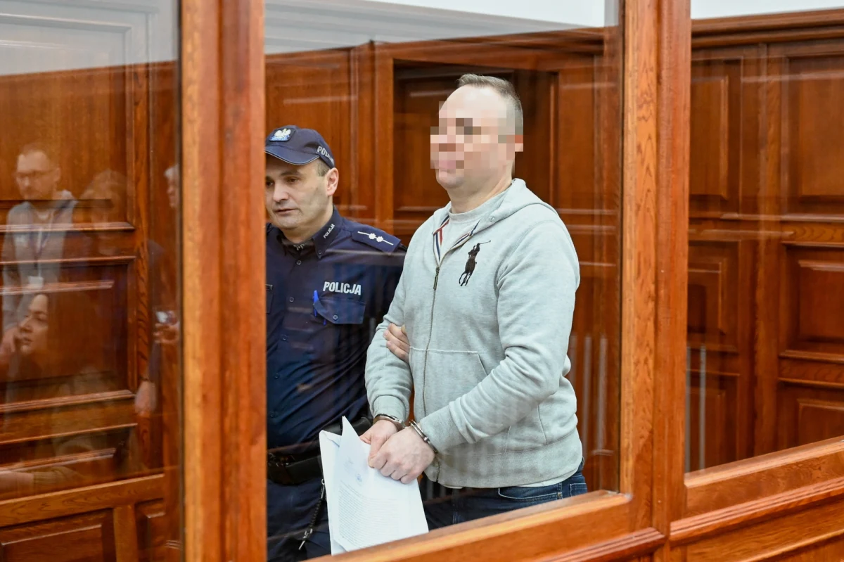 Nieprawomocny wyrok dożywocia wydała tzw. neosędzia. Z tego powodu w środę przed Sądem Okręgowym w Koszalinie ruszył powtórny proces pięciu osób, w tym Mariusza G., oskarżonego m.in. o zabójstwo trzech kobiet z Kołobrzegu.