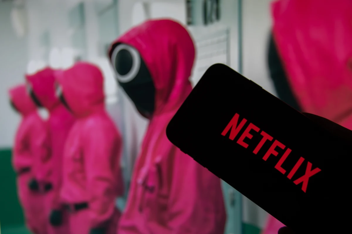 Netflix rozpoczął prace nad nowym serialem zatytułowanym "The Dealer" ("Krupierka"), którego producentem jest Dong-hyuk Hwang, znany z ogromnego sukcesu "Squid Game". Akcja serialu rozgrywać się będzie w świecie kasyn, a główną bohaterką zostanie utalentowana krupierka Geonhwa.