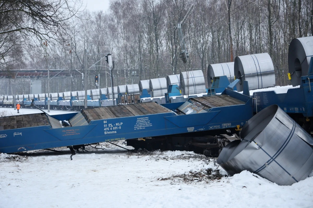 W środę rano w Katowicach wykoleił się wagon towarowy. Wstępne ustalenia wskazują na przesunięcie się ładunku jako przyczynę incydentu. W zdarzeniu nikt nie odniósł obrażeń - przekazała śląska policja.

