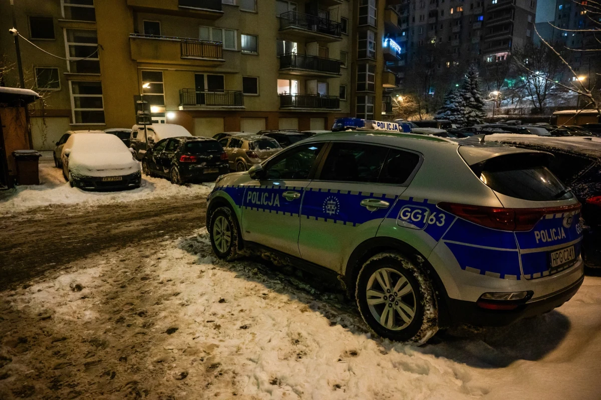 W krakowskiej Nowej Hucie doszło do dramatycznego odkrycia. W jednym z mieszkań znaleziono ciało 34-letniej kobiety. W związku ze sprawą policja zatrzymała mężczyznę w tym samym wieku. Funkcjonariusze wyjaśniają okoliczności tego tragicznego zdarzenia. 