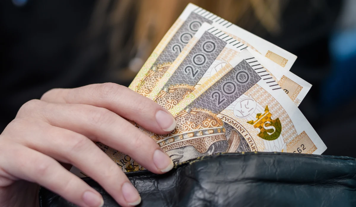 Rada Polityki Pieniężnej nie zmieniła w środę stóp procentowych, co oznacza, że stopa referencyjna, główna stopa procentowa Narodowego Banku Polskiego, nadal wynosi 4 proc. Nie zmienia to jednak faktu, że raty kredytów i tak mogą spaść.