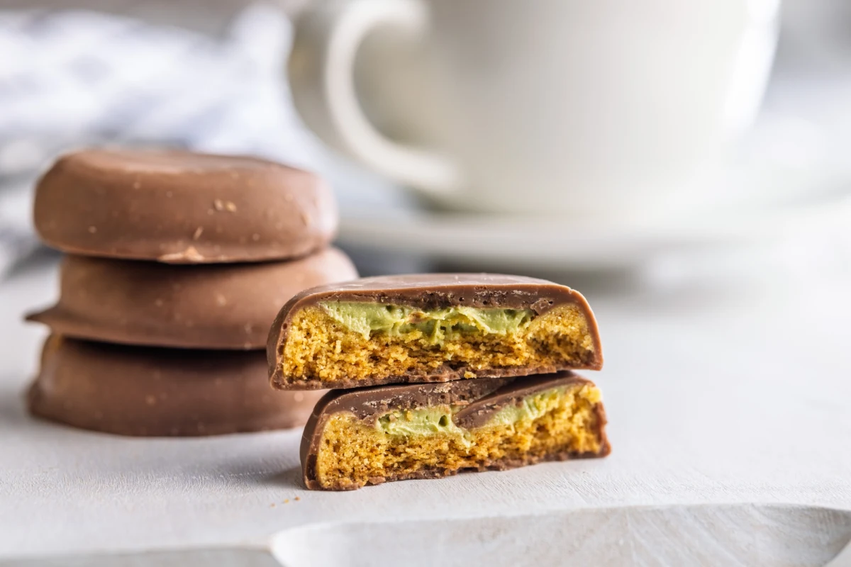 Czekoladowy fenomen z Dubaju, który w ostatnich latach podbił podniebienia smakoszy na całym świecie, doczekał się swojej spektakularnej premiery w Korei Południowej. Dubajskie ciągnące się ciasteczka stały się prawdziwym viralem wśród Koreańczyków, wywołując istną gorączkę zakupową, kolejki przed sklepami i… wzrost cen pistacji. Skąd wziął się ten trend i dlaczego nie można przejść obok niego obojętnie? Sprawdzamy!