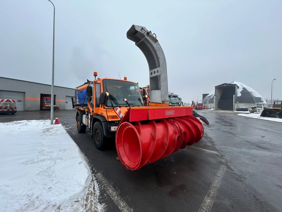 Ostatni raz był potrzebny na drogach prawie dwie dekady temu. Od tamtej pory czekał na taką zimę jak tegoroczna. Mowa o pługu wirnikowym do odśnieżania dróg. Sprzęt tego typu ratował sytuację m.in. na Warmii podczas niedawnych śnieżyc. Drogowcy mówią, że to prawdziwy potwór.
