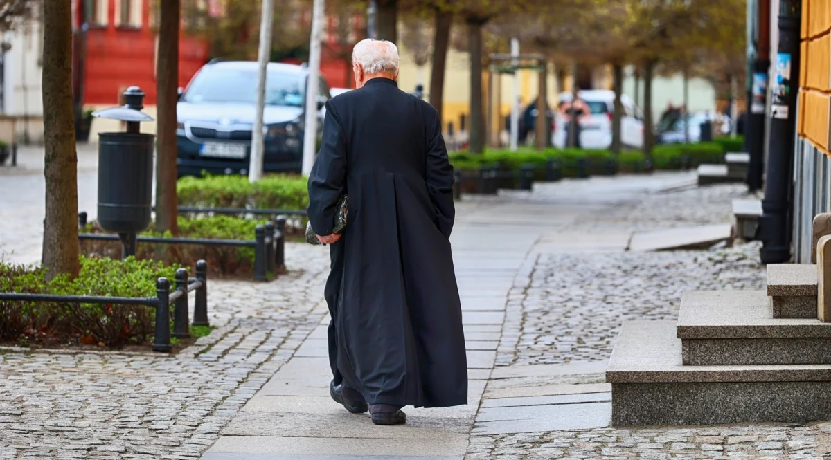 Sąd Okręgowy w Radomiu prawomocnie uniewinnił 83-letniego księdza Leona C. z mazowieckich Pionek, oskarżonego o molestowanie seksualne siedmioletniego chłopca. Sprawa zaczęła się po tym, jak domniemana ofiara - już jako 18-latek - zaatakowała duchownego na ulicy, tłumacząc swoje zachowanie traumatycznymi przeżyciami z dzieciństwa.