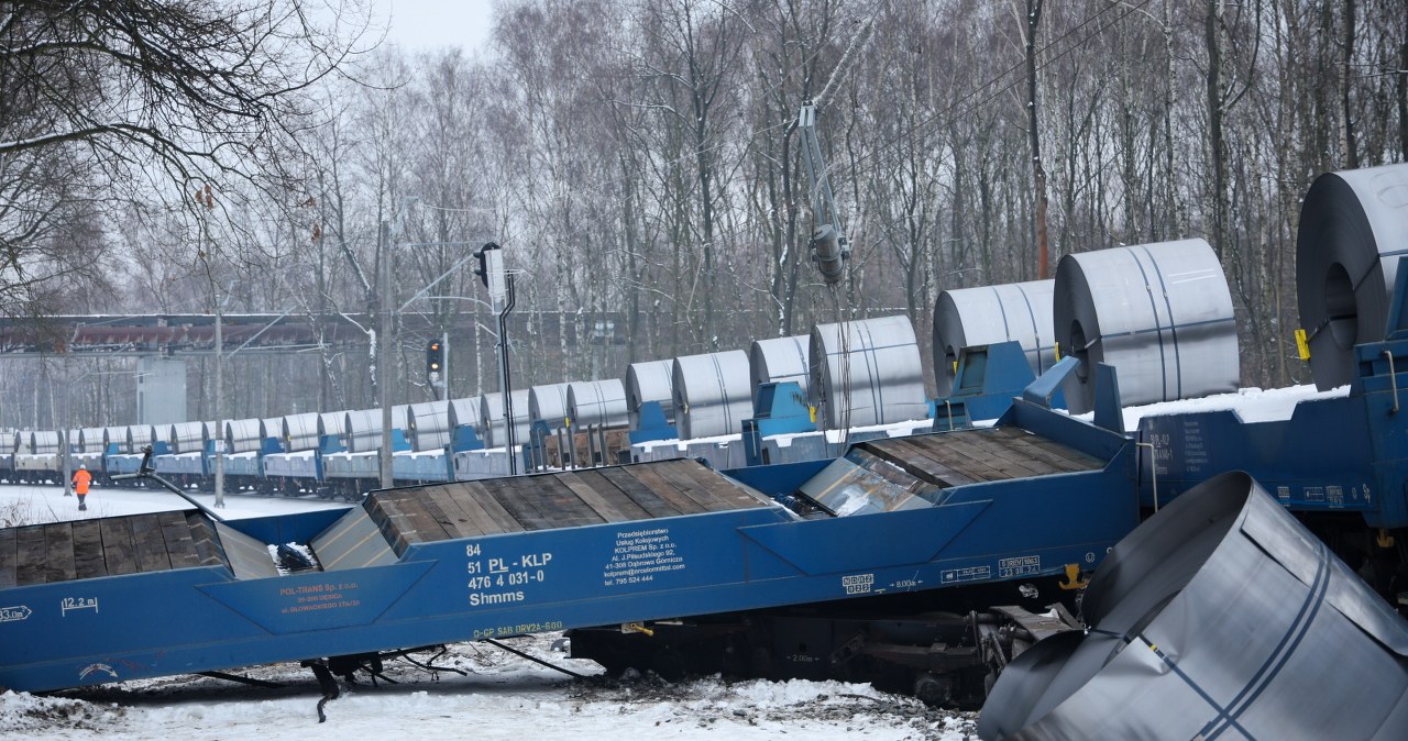Katowice. Wykolejenie wagonu pociągu towarowego. Wstępna przyczyna