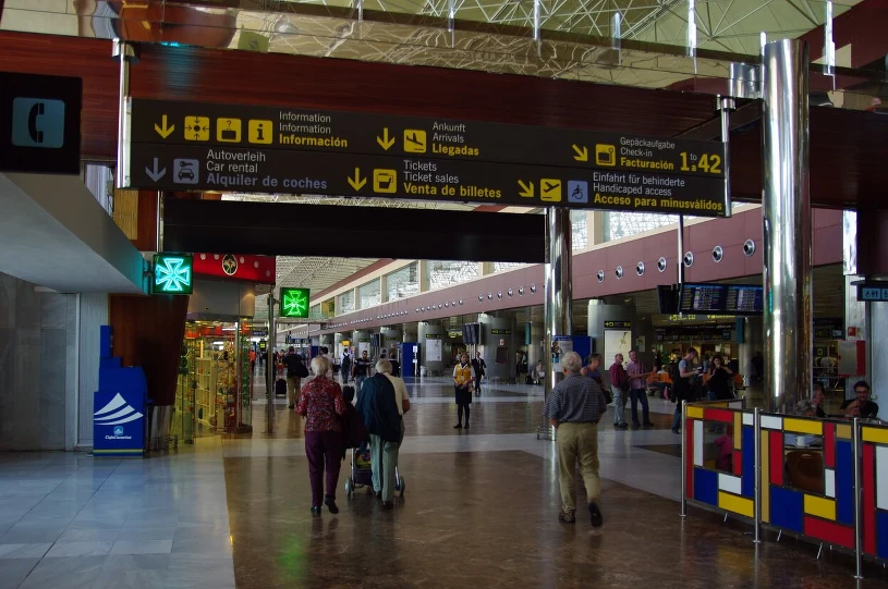 Szok na lotnisku. Chciał wejść do samolotu z martwą żoną