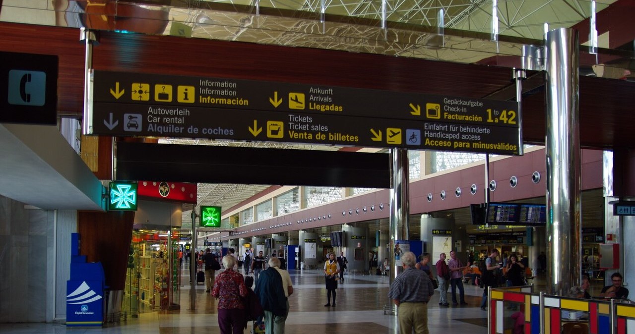 Szok na lotnisku. Chciał wejść do samolotu z martwą żoną