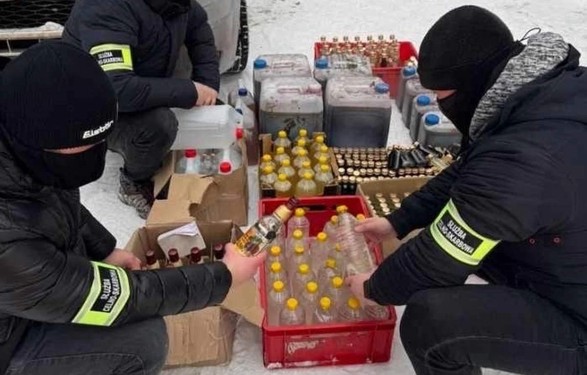 Funkcjonariusze Krajowej Administracji Skarbowej zabezpieczyli 317 litrów alkoholu niewiadomego pochodzenia podczas kontroli punktu sprzedaży pod Wielką Krokwią. Wstępne ustalenia wskazują, że mógł to być skażony alkohol, potencjalnie niebezpieczny dla zdrowia.