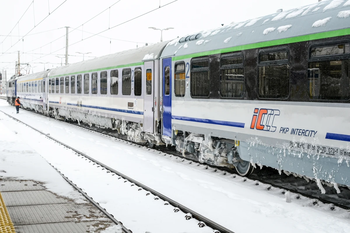 Oblodzenia są przyczyną opóźnień w kursowaniu pociągów - przekazał w środę wieczorem rzecznik prasowy PKP InterCity Michał Wrzosek. Dodał, że spółka nie wyklucza wstrzymania połączeń na oblodzonych trakcjach.