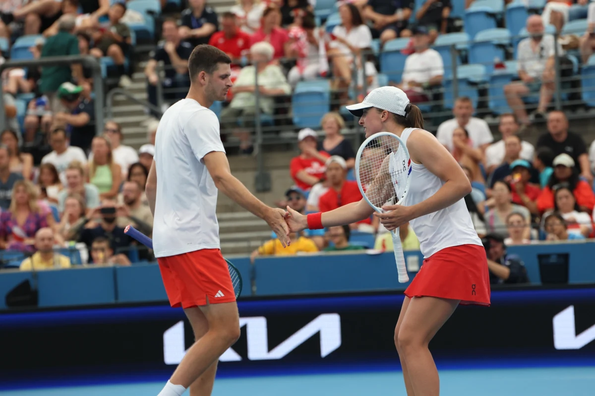 ​Już w najbliższą niedzielę rozpoczyna się wielkoszlemowy turniej Australian Open. Losowanie drabinek głównej części imprezy przyniosło polskim tenisistom zarówno szanse, jak i wyzwania. Iga Świątek, wiceliderka światowego rankingu, swój udział rozpocznie od meczu z chińską kwalifikantką Yue Yuan. Z kolei Hubert Hurkacz trafił na Belga Zizou Bergsa.
