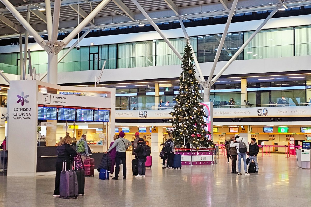 Problemy na lotniskach. Odwołane i opóźnione loty w Warszawie i Modlinie