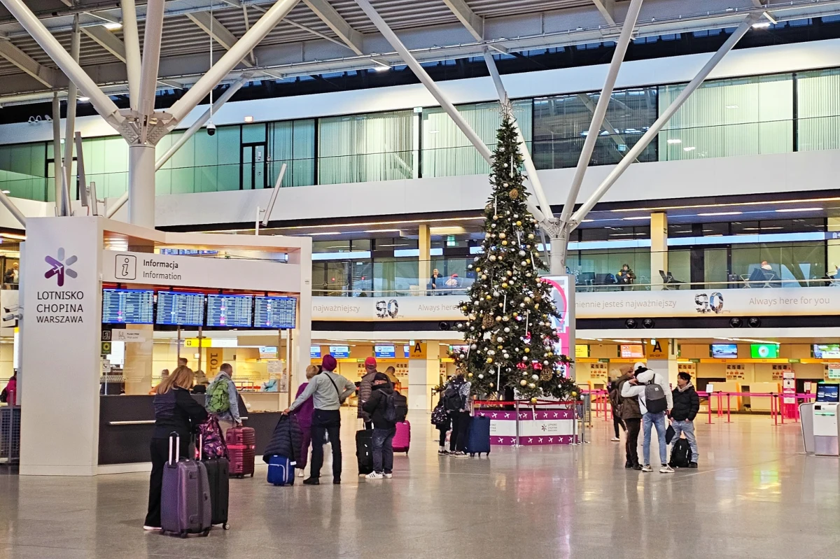 Czwartkowy poranek przyniósł poważne utrudnienia dla pasażerów warszawskich lotnisk. Część lotów została odwołana, inne są opóźnione. Problemy dotknęły zarówno Lotnisko Chopina, jak i port lotniczy w Modlinie. Sprawdź, które połączenia zostały wstrzymane i jak wygląda sytuacja na kolei.