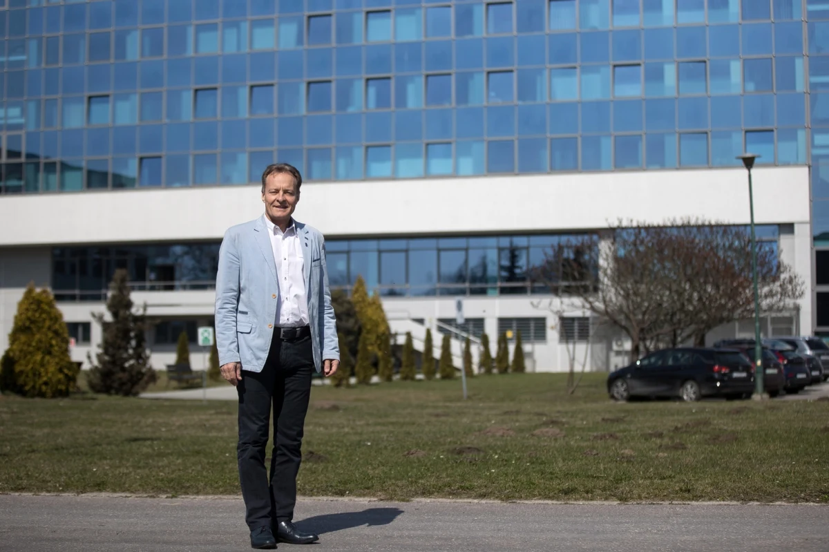 Rektor Akademii Kultury Fizycznej w Krakowie, profesor Andrzej Klimek, usłyszał zarzuty w śledztwie dotyczącym nieprawidłowości przy uzyskiwaniu dyplomów MBA w Collegium Humanum. Według prokuratury, miał wręczyć łapówkę w zamian za możliwość eksternistycznego przystąpienia do egzaminu końcowego. Profesor Klimek stanowczo zaprzecza zarzutom.