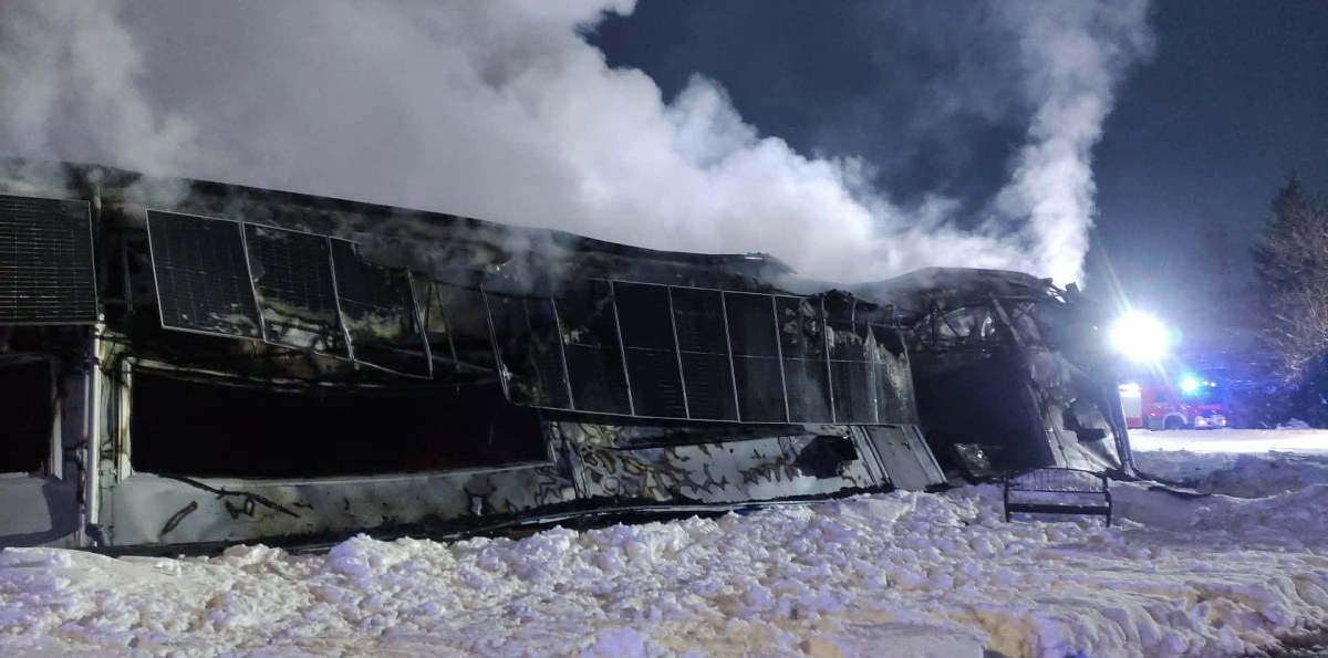 Pożar hali w Zagórzu. Z ogniem walczyło kilkudziesięciu strażaków