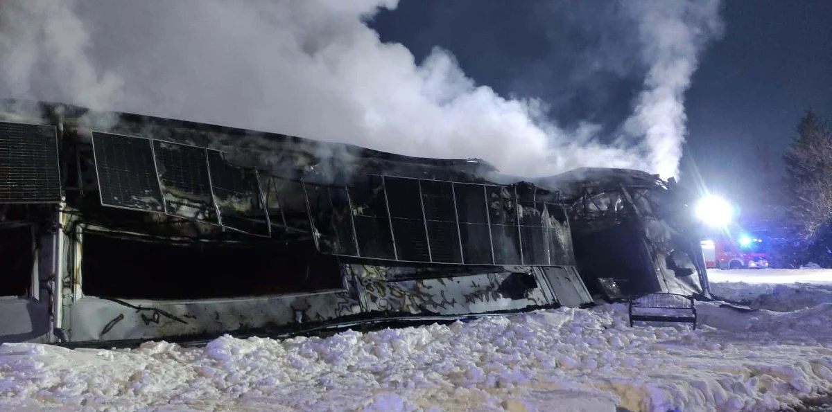 W miejscowości Zagórz na Podkarpaciu w czwartek na ranem, dokładnie ok. godz. 4, doszło do pożaru hali produkcyjnej. Gdy na miejsce przyjechali strażacy, ogniem objęty był cały budynek. Kilka minut później runął dach hali. Na miejscu pracowało 61 strażaków.