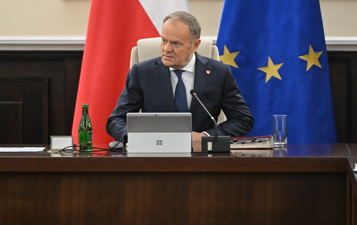 W czwartek premier Donald Tusk poinformował o spotkaniu poświęconym cyberatakom na polską infrastrukturę energetyczną. W ostatnich tygodniach doszło do serii prób sabotażu, które - według rządowych źródeł - miały na celu destabilizację systemu energetycznego kraju. "Polska obroniła się przed próbami destabilizacji infrastruktury energetycznej. Ani przez chwilę nie była zagrożona infrastruktura krytyczna” – powiedział Donald Tusk po spotkaniu. "Biorąc pod uwagę charakter tej ingerencji, że zaangażowane jest państwo nam wrogie, musimy przygotować dodatkowe zabezpieczenia" - dodał premier. 