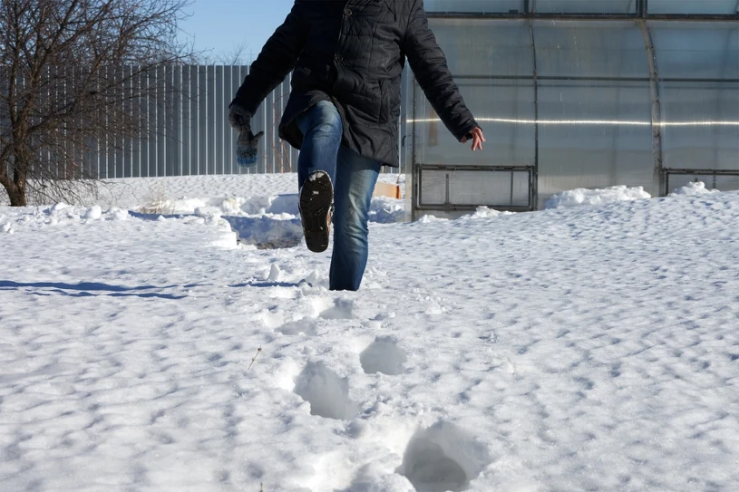 Upadek na oblodzonym chodniku? Oto jakie odszkodowanie otrzymasz