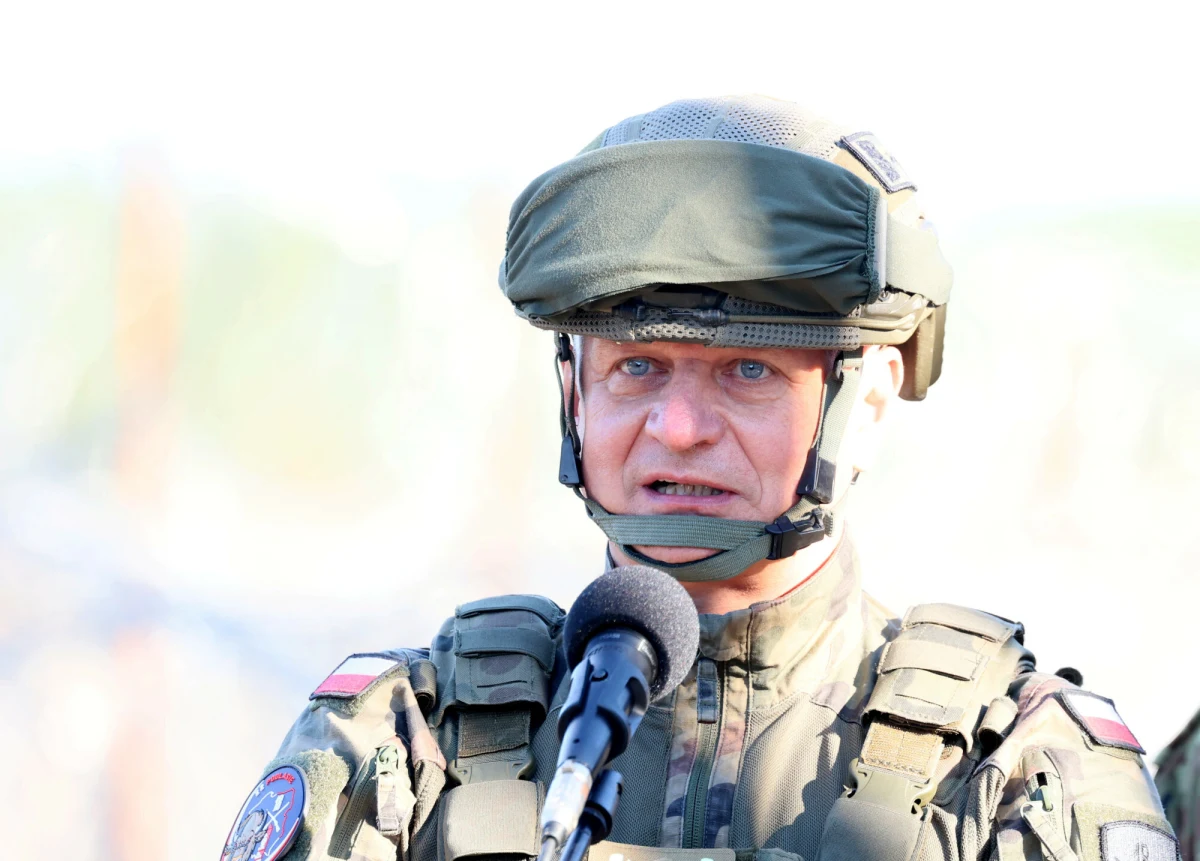 Ze stanowiska dowódcy 18 Dywizji Zmechanizowanej, tzw. Żelaznej Dywizji, odchodzi gen. dyw. Arkadiusz Szkutnik - dowiedział się portal Defence24.pl. "Podjąłem świadomą decyzję o pożegnaniu z mundurem po blisko 40 latach służby dla dobra ojczyzny. Niestety problemy zdrowotne nie pozwalają mi dalej wykonywać obowiązków na poziomie, którego oczekuję sam od siebie jako dowódca 18. Dywizji" - potwierdził w rozmowie z Onetem i podkreślił, że decyzja nie była podyktowana względami politycznymi ani personalnymi.