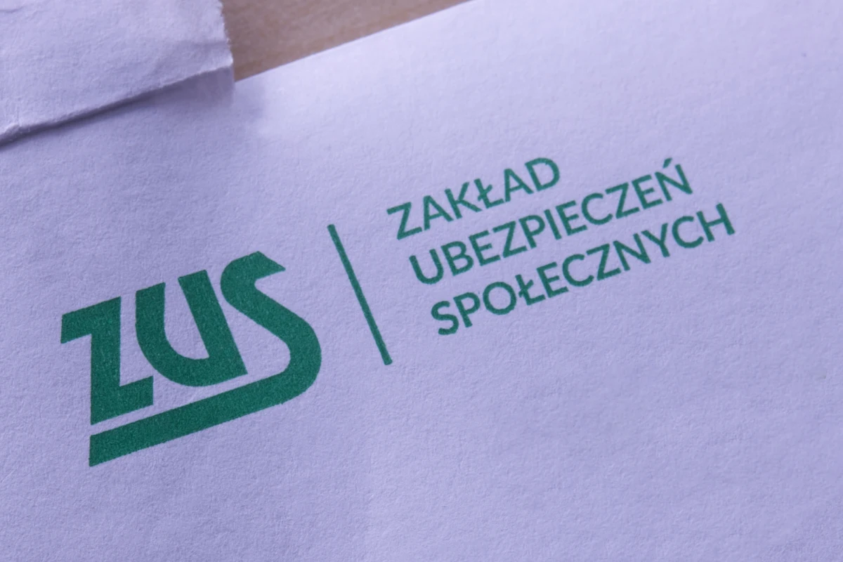 Od 1 stycznia 2026 roku w życie weszły przepisy, które rewolucjonizują sposób liczenia stażu pracy. Okresy prowadzenia jednoosobowej działalności gospodarczej oraz wykonywania pracy na podstawie umów-zleceń są teraz wliczane do stażu pracy, co przekłada się na dodatkowe uprawnienia pracownicze, takie jak dłuższy urlop czy wyższe dodatki stażowe.