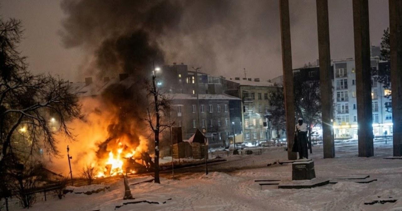 Atak w centrum Lwowa. Słup ognia tuż przy spornym pomniku