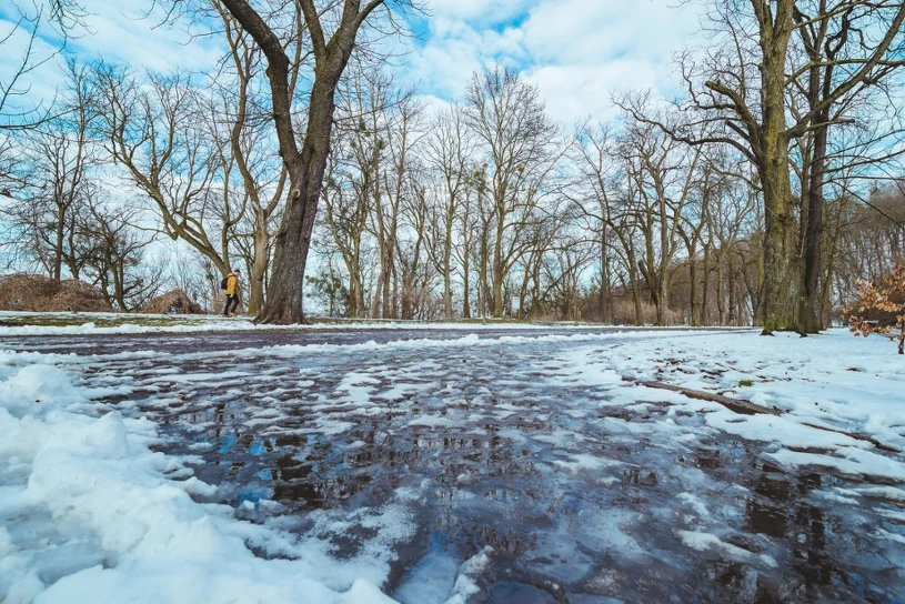 Odwilż, deszcz, mżawki, gołoledź. Wydano alerty