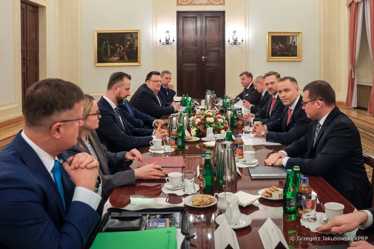 O godz. 10:30 rozpoczęło się spotkanie prezydenta Karola Nawrockiego z koordynatorem służb specjalnych Tomaszem Siemoniakiem, ministrem obrony Władysławem Kosiniakiem-Kamyszem oraz szefami służb - cywilnych i wojskowych. Rozmowa ma dotyczyć m.in. nominacji oficerskich w służbach.