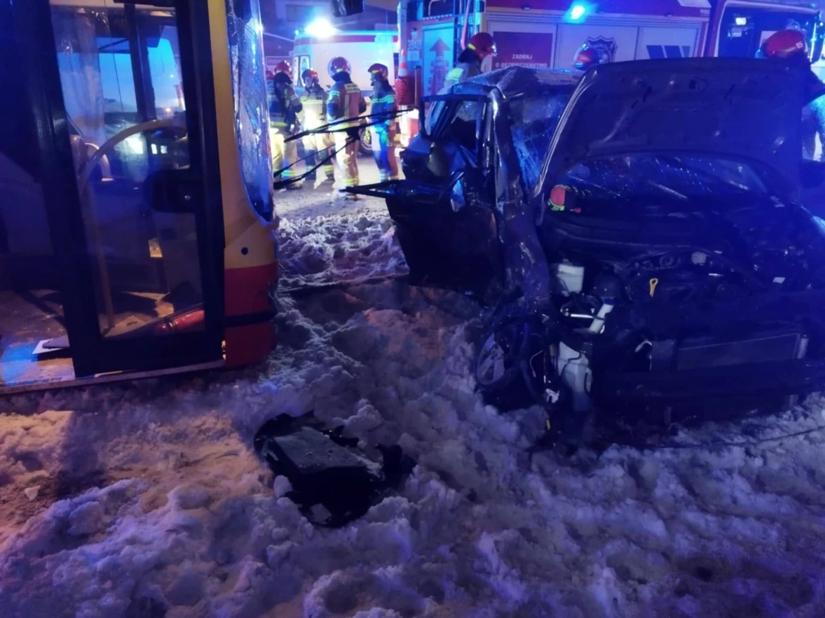 W czwartek rano w Markach (Mazowieckie) doszło do poważnego wypadku z udziałem autobusu komunikacji miejskiej oraz samochodu osobowego. Według relacji służb autobus uderzył w bok auta. W wyniku zderzenia dwie osoby zostały ranne i trafiły do szpitala.