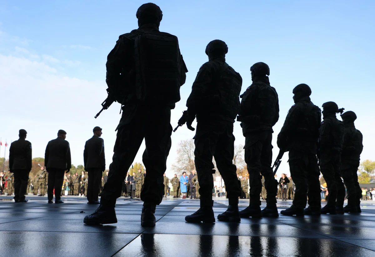 Polska nie planuje wysłać swoich żołnierzy na Grenlandię - poinformował premier Donald Tusk w czwartek. Zdaniem szefa rządu - jeśli chodzi o to, czy realne jest siłowe przejęcie Grenlandii przez USA - biorąc pod uwagę dotychczasowe działania prezydenta USA Donalda Trumpa, trzeba liczyć się z każdym scenariuszem.