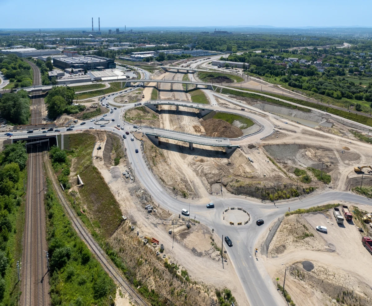 Ważne wieści dla kierowców w Krakowie. W czwartek drogowcy uruchomili nowy zjazd na węźle Mistrzejowice z północnej obwodnicy miasta na drogę ekspresową S7 w kierunku Warszawy.