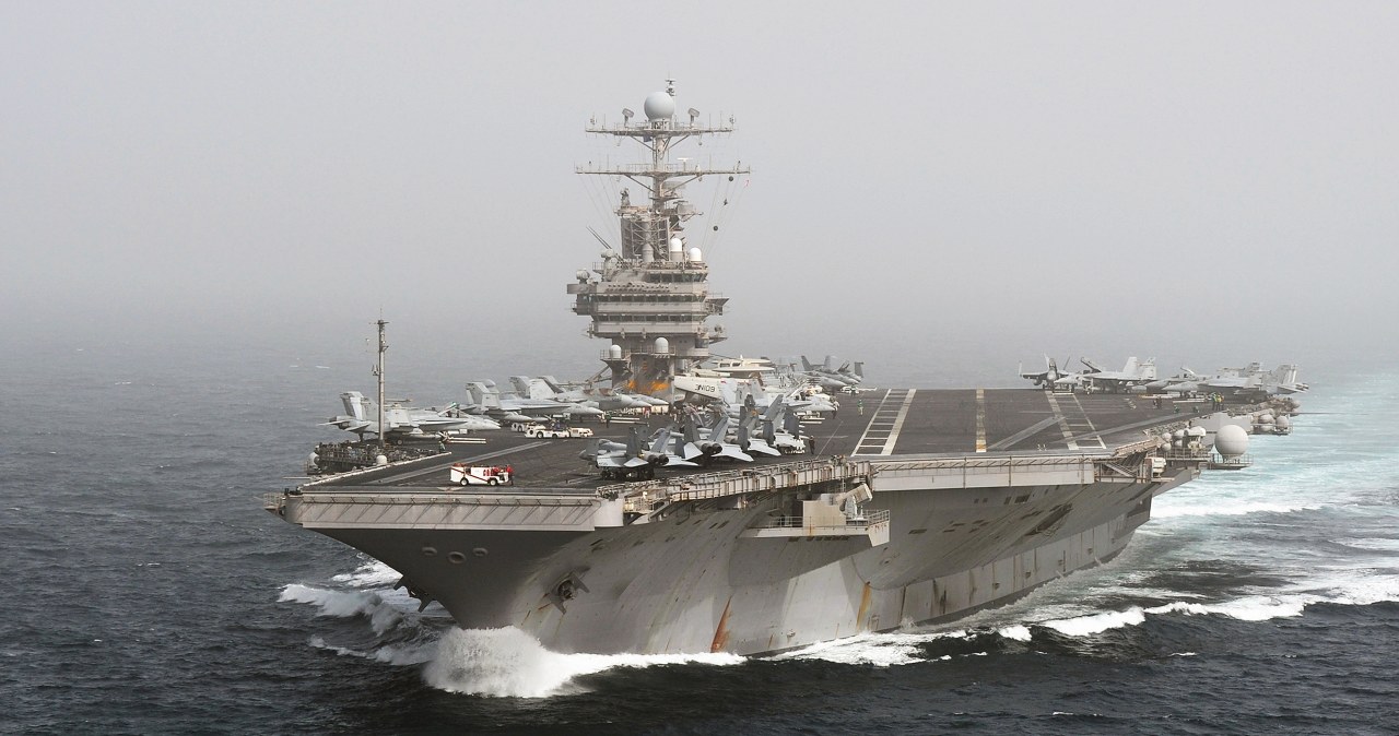Superlotniskowiec zmierza na Bliski Wschód. Co szykują Amerykanie?