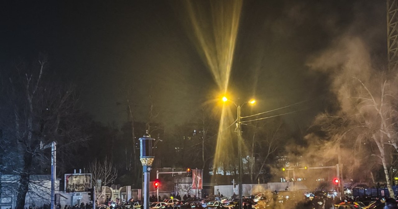 Dramatyczne sceny w Iranie. Wdarła się do kostnicy i wyniosła ciało córki