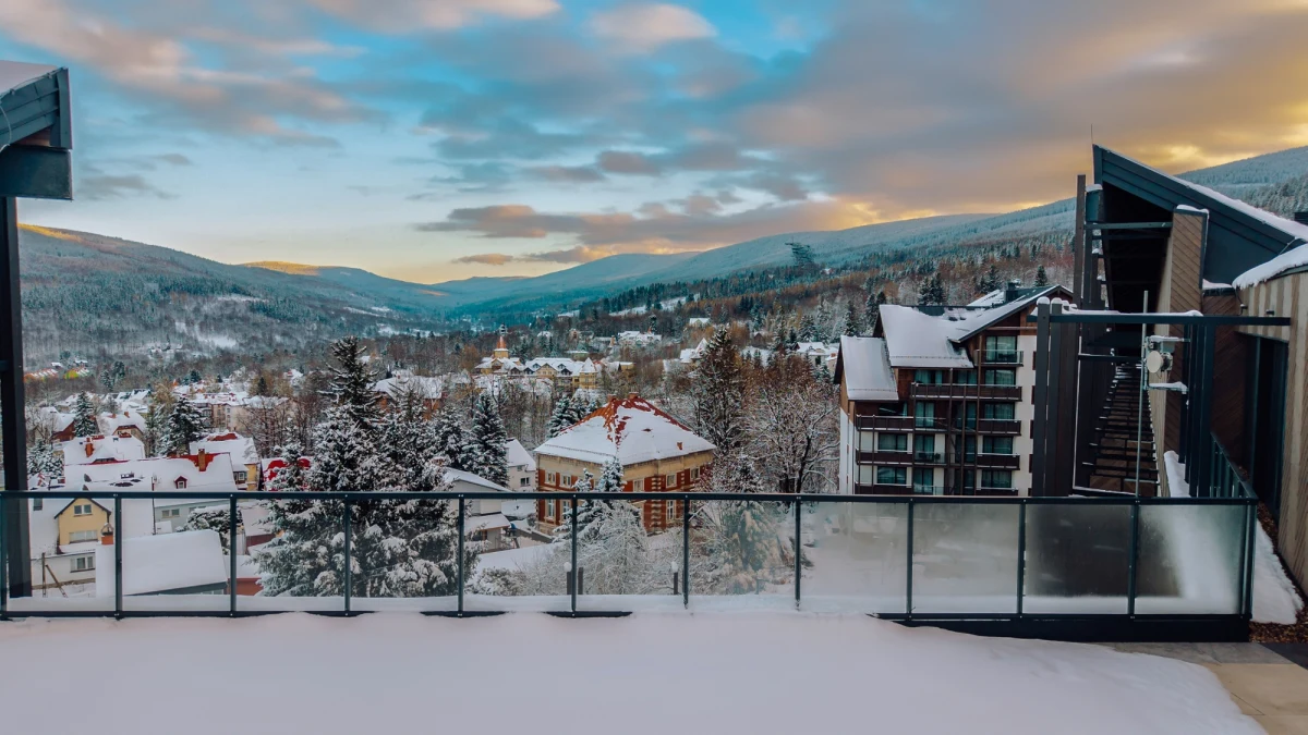 Zimowe ferie w górach to czas, na który wiele rodzin czeka przez cały rok. Biały puch, czyste powietrze, aktywność na świeżym powietrzu i chwile spędzone razem - wszystko to brzmi idealnie. Ale żeby zimowy wyjazd z dziećmi rzeczywiście był udany, warto dobrze przemyśleć wybór miejsca. Kluczem jest hotel, który potrafi połączyć potrzeby najmłodszych i dorosłych, oferując zarówno komfort, jak i dostęp do narciarskich atrakcji. Właściwie zaplanowany wyjazd to nie tylko logistyka - to inwestycja w jakość wspólnego czasu.