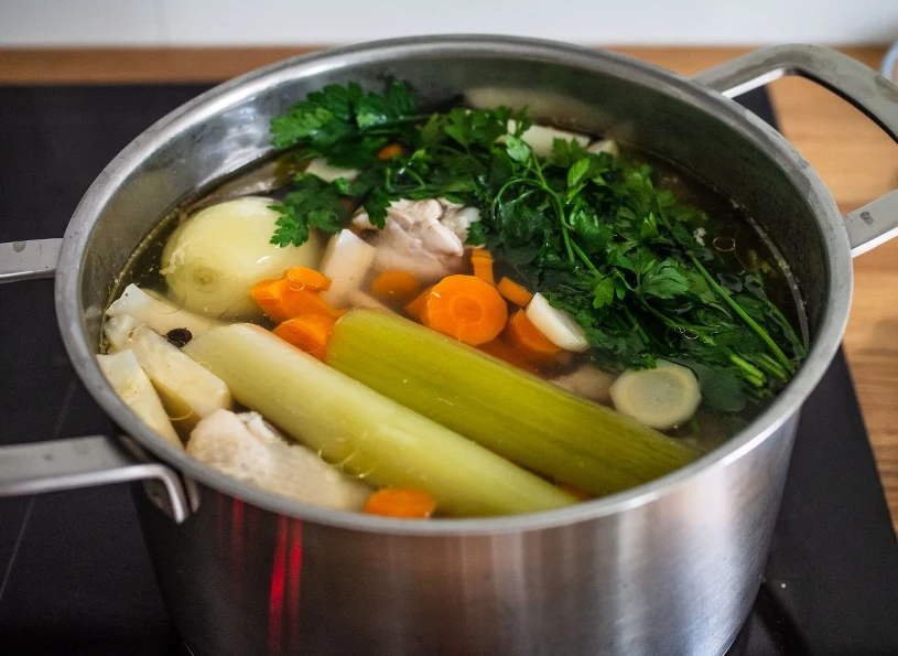 Babcie zawsze wrzucały do rosołu. Wychodził złocisty i bardziej aromatyczny