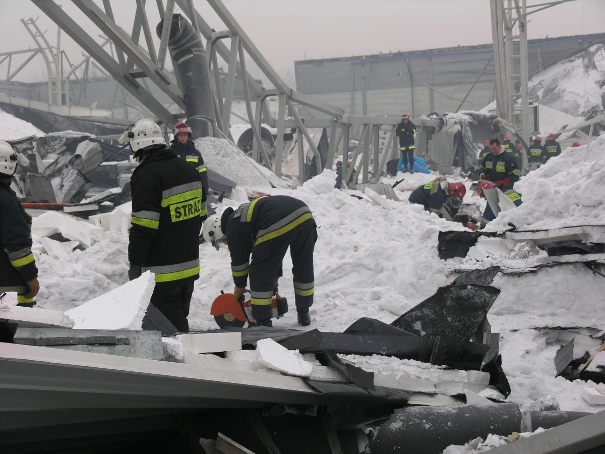 Pomnik, zdegradowany teren, pustka - to symbole, które dziś przypominają o zawaleniu się hali wystawowej Międzynarodowych Targów Katowickich w Chorzowie przy ulicy Bytkowskiej 1b. Tam, 28.01.2006 roku, życie straciło 65 osób, a ponad 170 zostało rannych. Akcja ratunkowa trwała 551 godzin. Od największej katastrofy budowlanej w Polsce wkrótce minie 20 lat.