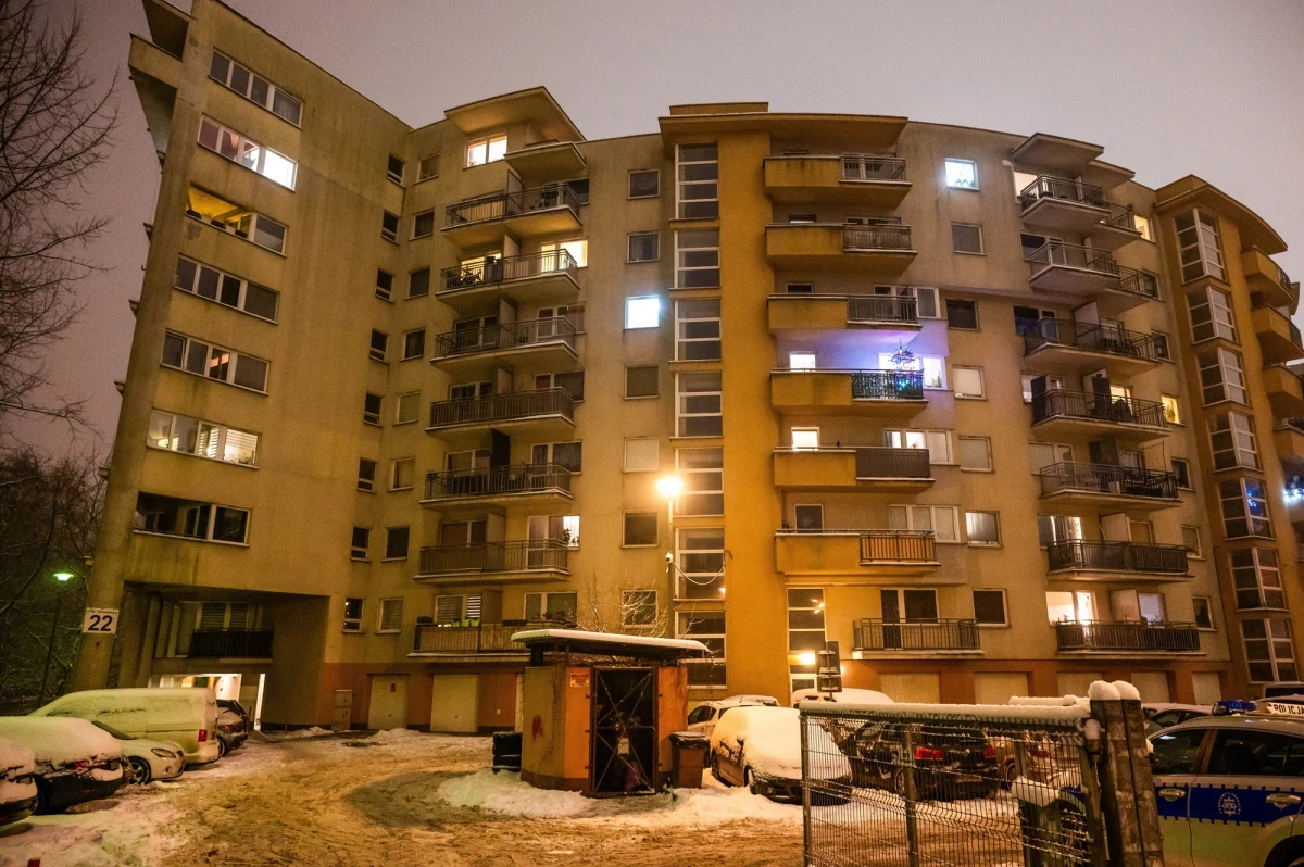 Wstrząsające wydarzenia rozegrały się w jednym z mieszkań przy ulicy Padniewskiego w Nowej Hucie. Służby odnalazły tam ciało 34-letniej kobiety z licznymi ranami kłutymi. Policja zatrzymała partnera ofiary, który przyznał się do zabójstwa. Śledczy ujawniają pierwsze szczegóły tragedii. Narzędziem zbrodni był nóż.