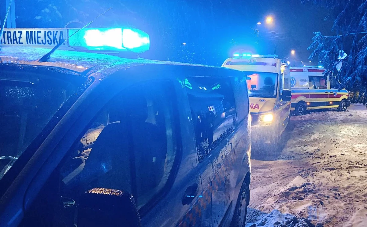 Strażnicy miejscy z warszawskiego Wawra przez ponad 20 minut prowadzili resuscytację nieprzytomnego, wychłodzonego mężczyzny. Dzięki szybkiej reakcji i użyciu defibrylatora, poszkodowany trafił do szpitala. Okoliczności zdarzenia bada policja.