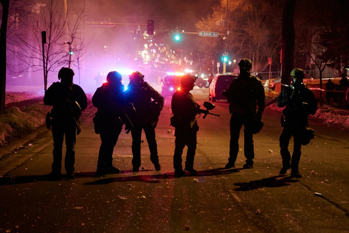 Prezydent USA Donald Trump zagroził użyciem ustawy o powstaniach zbrojnych (Insurrection Act) w Minnesocie, gdzie od kilku dni trwają protesty przeciwko działaniom służb federalnych po zastrzeleniu 37-letniej Renee Nicole Good. Ustawa ta pozwala na wykorzystanie wojska do pacyfikacji zamieszek.