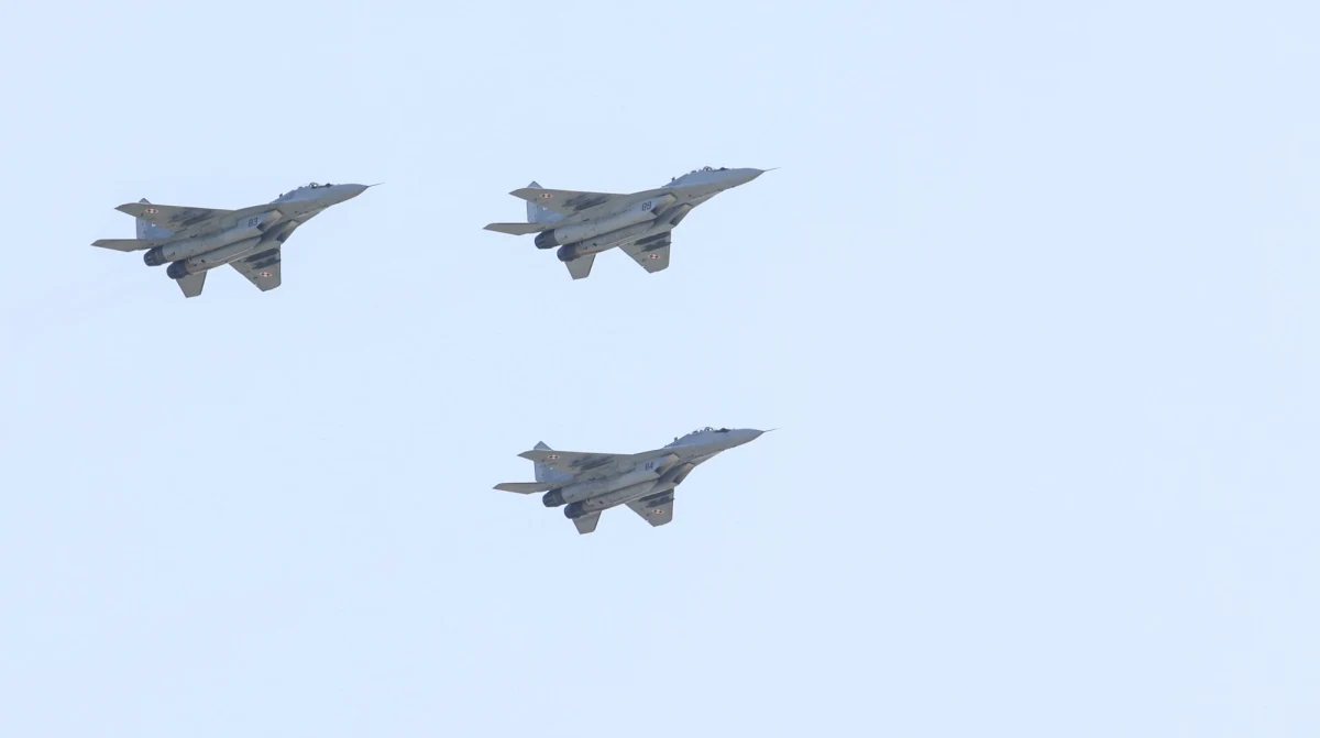 Polska zdecydowała się przekazać Ukrainie do dziewięciu myśliwców MiG-29. Informację potwierdził wiceminister spraw zagranicznych Paweł Zalewski. "Wierzę, że Kijów podjął decyzję, by przyjąć tę ofertę" – wskazał polityk. Obecnie mają trwać techniczne rozmowy dotyczące szczegółów przekazania maszyn.