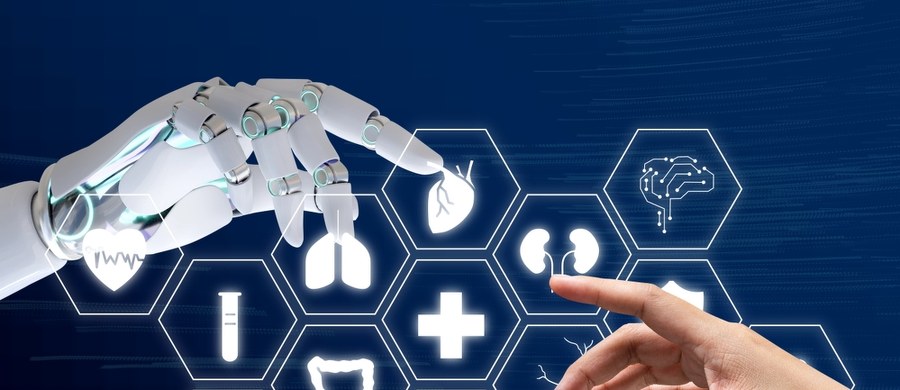 W Zakładzie Radiologii Wojskowego Szpitala Klinicznego w Krakowie – system wyposażony w sztuczną inteligencję usprawnia diagnostykę. Określa wiek biologiczny pacjenta – który może różnić się od rzeczywistego, ocenia ryzyko – choćby zawału serca, ale przede wszystkim wykrywa problemy zdrowotne szybciej i dokładniej. Specjaliści podkreślają, że nie oznacza to jednak, że ich pozycja jest zagrożona. Wskazane patologie trzeba zweryfikować, a do tego potrzebne jest również doświadczenie. Nie zmienia to jednak faktu, że trudno już sobie wyobrazić współczesną medycynę bez sztucznej inteligencji. To tylko jeden z tematów Ogólnopolskiej Konferencji TECHMED2026, organizowanej przez Wojskowy Szpital Kliniczny w Krakowie.